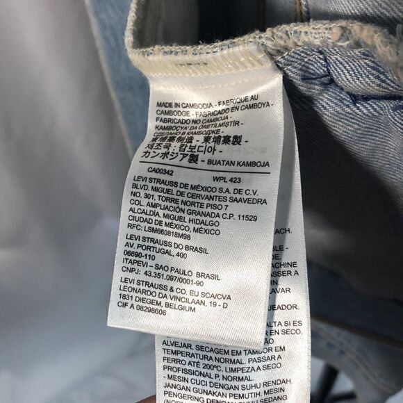 NWOT Levi’s women’s XS light wash denim jacket with black stripe insert - Picture 7 of 10